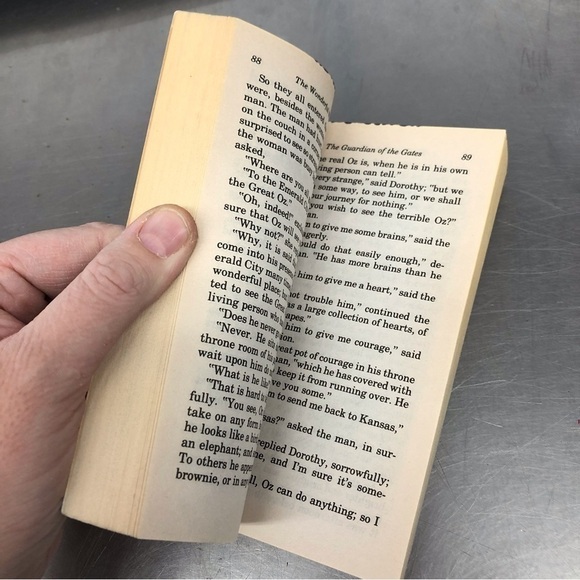 The Wonderful Wizard of OZ by: L. Frank Baum, paperback book - Picture 3 of 7